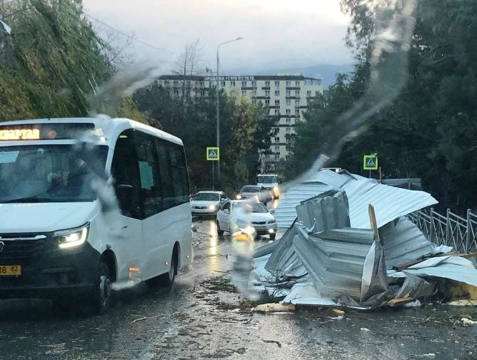 Последствия непогоды в крыму. Последствия урагана в Ялте. Фото урагана Ялты.