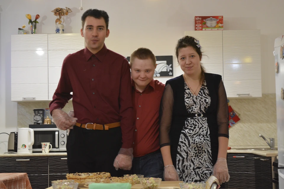 Евгений, Андрей и Олеся уже два раза участвовали в приготовление блюд для званых отчетных обедов.