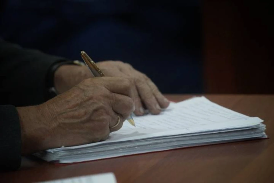 Подозреваемого в тяжком преступлении допрашивают сотрудники кировского СК