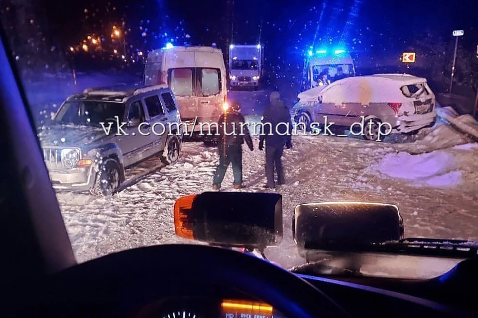 Травмы получили три пассажира, которые ехали в Ford, им помогли амбулаторно. Фото: Мурманск ДТП ЧП / vk.com/murmansk_dtp