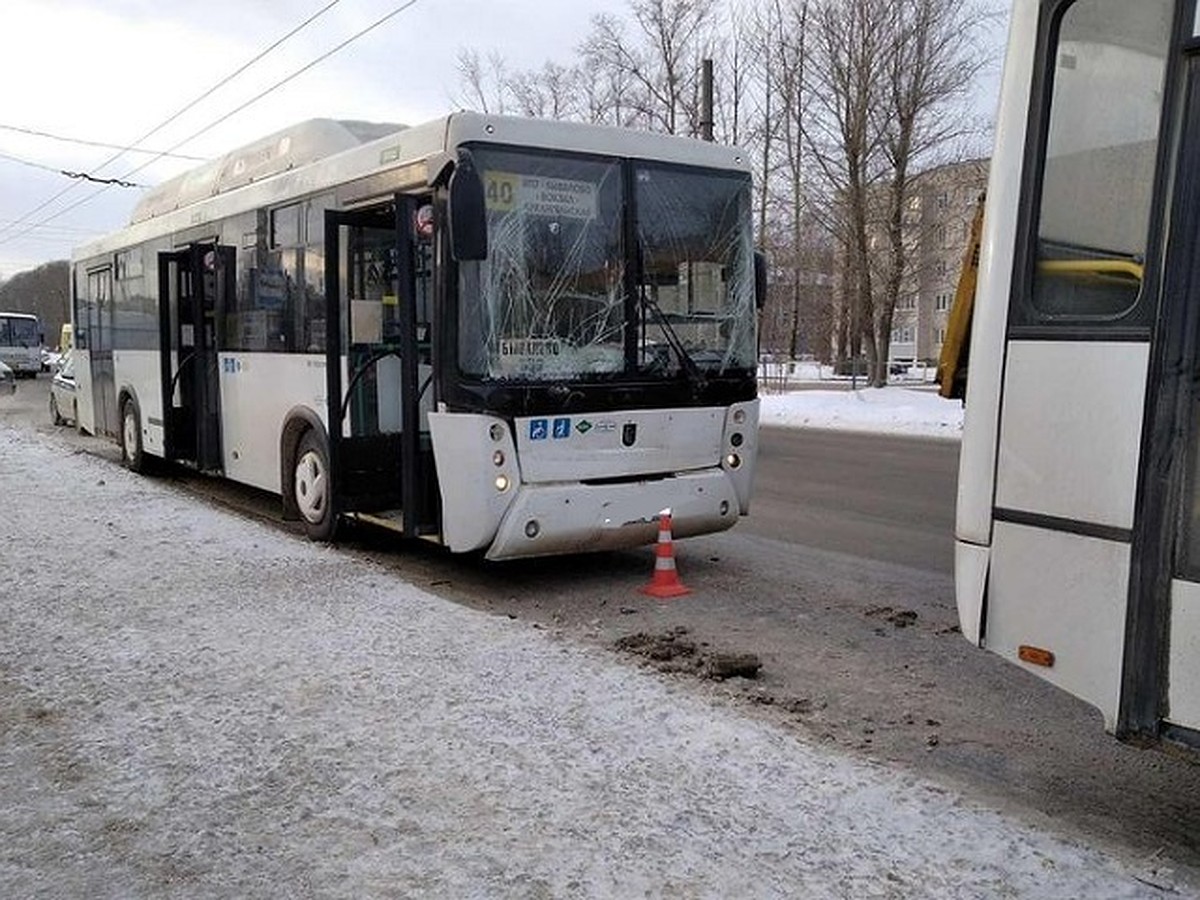 Автобус врезался в другой, стоявший на остановке в Вологде - KP.RU