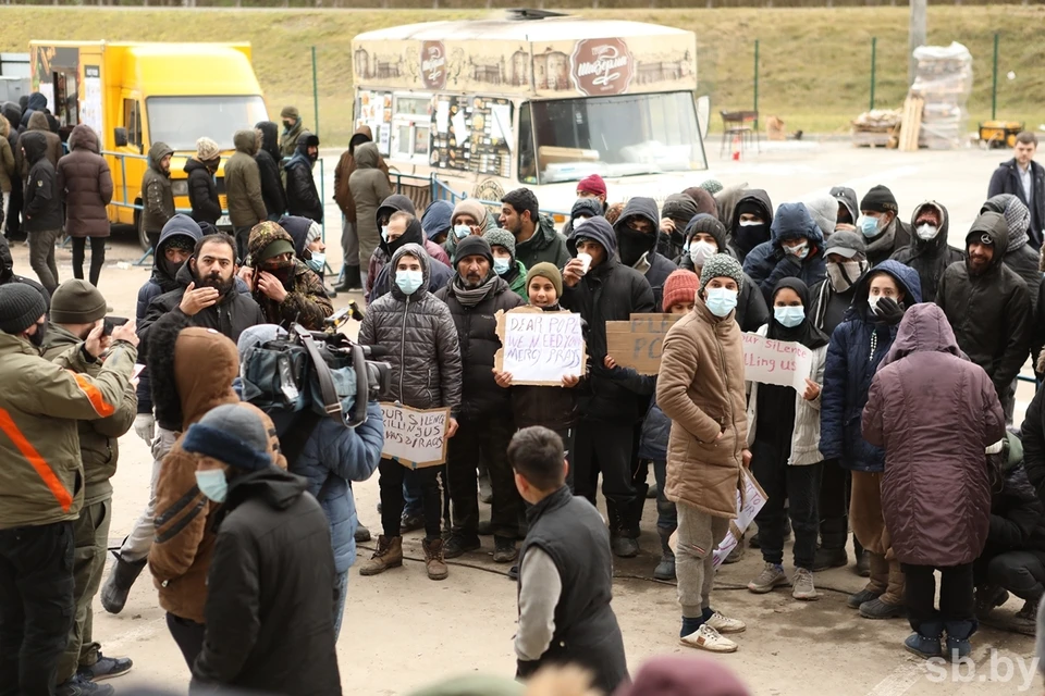 В "Брузгах" мигранты выходят на митинги, обращаясь к еврочиновникам. Фото: sb.by