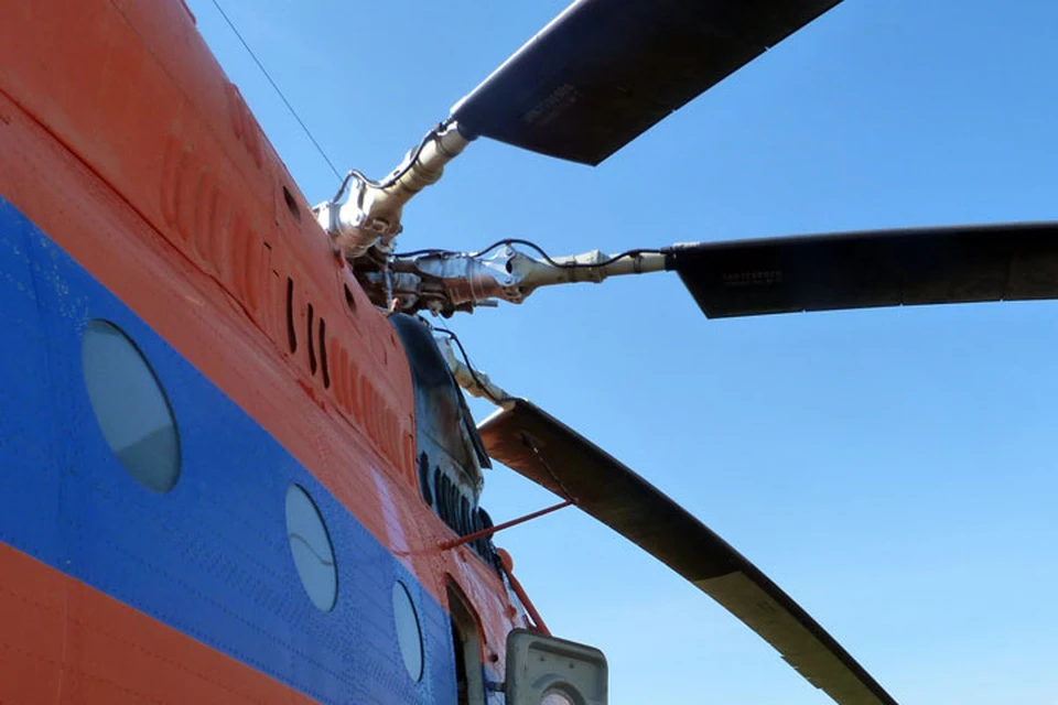Вертолет Ми-8, летевший из Тюмени в Омск, экстренно приземлился из-за срабатывания датчика