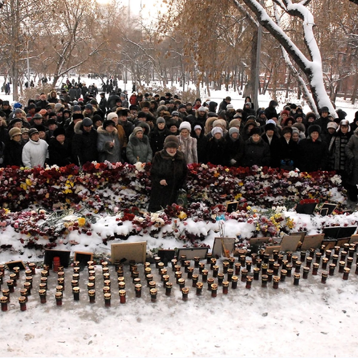 В Перми проходят траурные мероприятия в память о погибших в «Хромой лошади»  - KP.RU