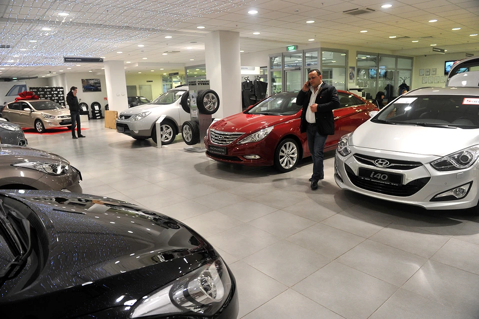 Цены на новые автомобили в салонах поднялись в три раза.