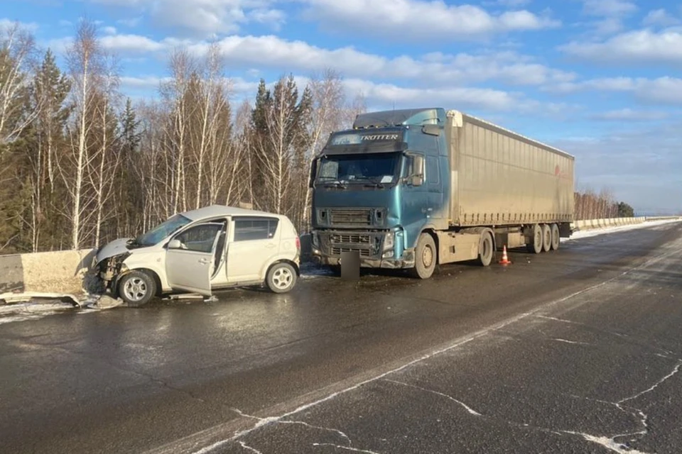 Женщина и двое детей пострадали в столкновении Тойоты и фуры в Иркутске. Фото: ГИБДД Иркутской области