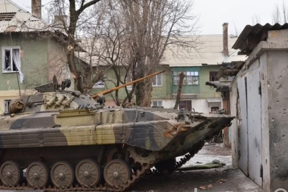 Украинские военные регулярно пригоняют бронетехнику к жилью. Фото: Пелепенко