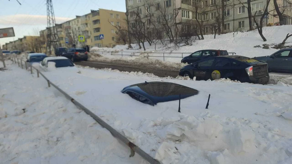 Часть машин во дворах похоронена снегом после циклона