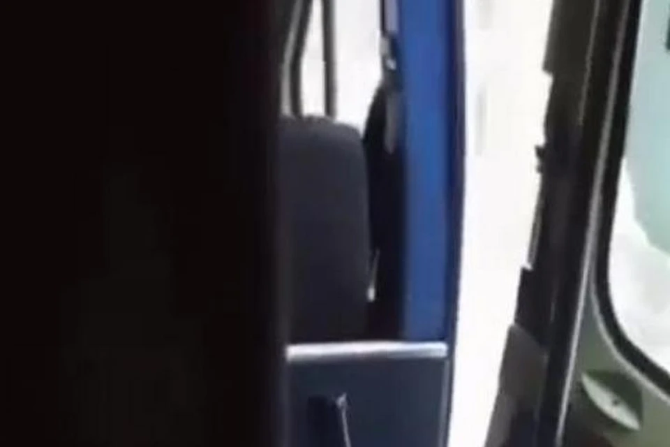 В Башкирии засняли разваливающийся на ходу автобус