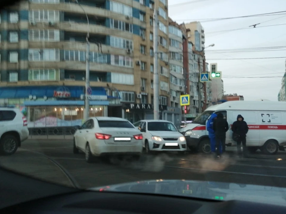 Медтранспорт влетел в левый бок легковушки