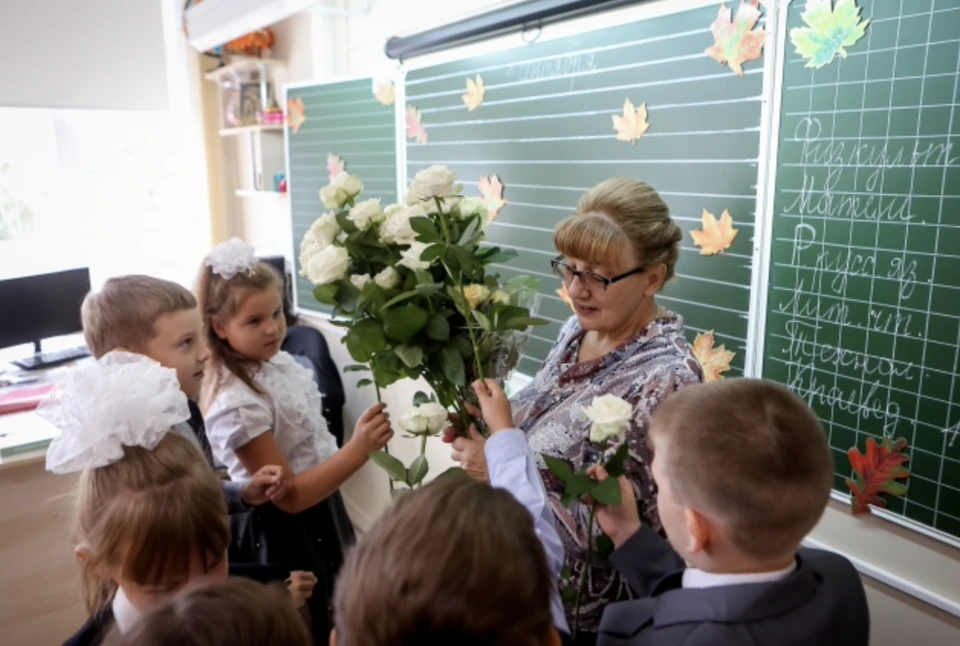 В среднем от 2,5 тысяч до 5,5 тысяч рублей будет повышен оклад педагогов.