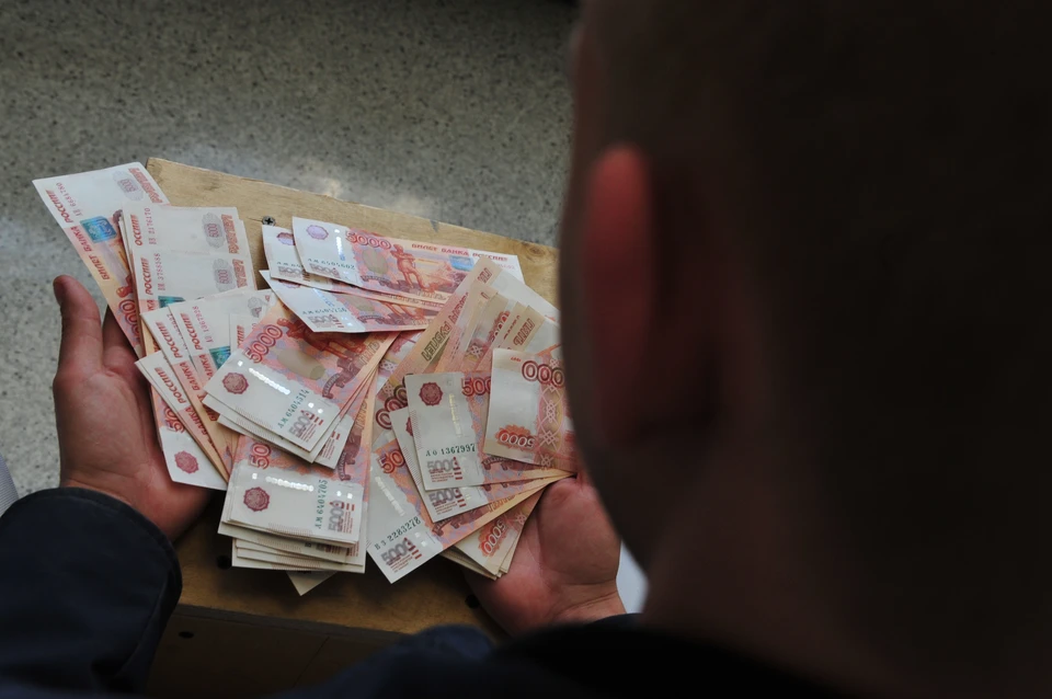 Находившийся в СИЗО гражданин передал следователю и его сообщнику 2,3 млн рублей