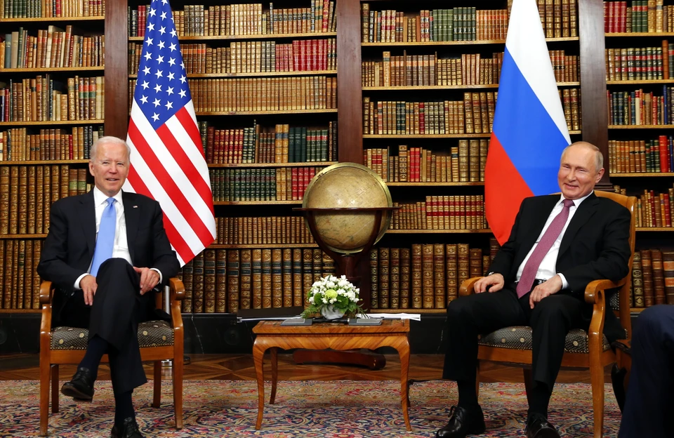 Джо Байден и Владимир Путин перед началом беседы на саммите в Женеве, июнь 2021 г.