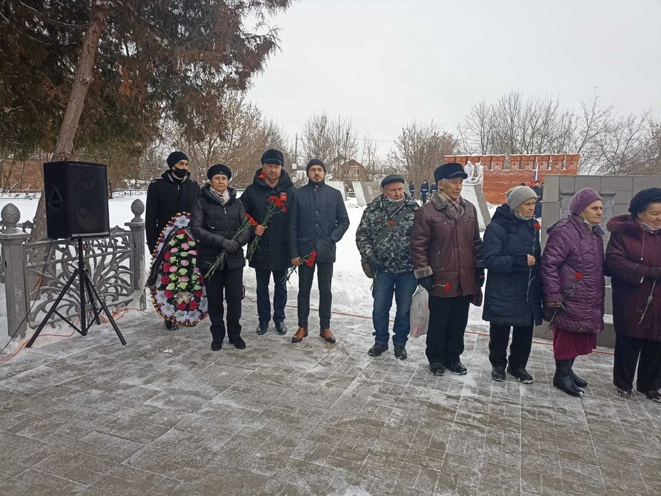 В церемонии возложения на Спасском кладбище приняли участие заместитель председателя Тульской городской Думы Алексей Ионов, депутаты Ольга Зайцева и Сергей Кожевников.