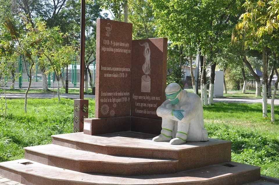 Скажем, появился этим летом в Таразе монумент в честь погибших от ковида медиков, а в октябре он уже был сокрушен вандалами. Причем, дважды.