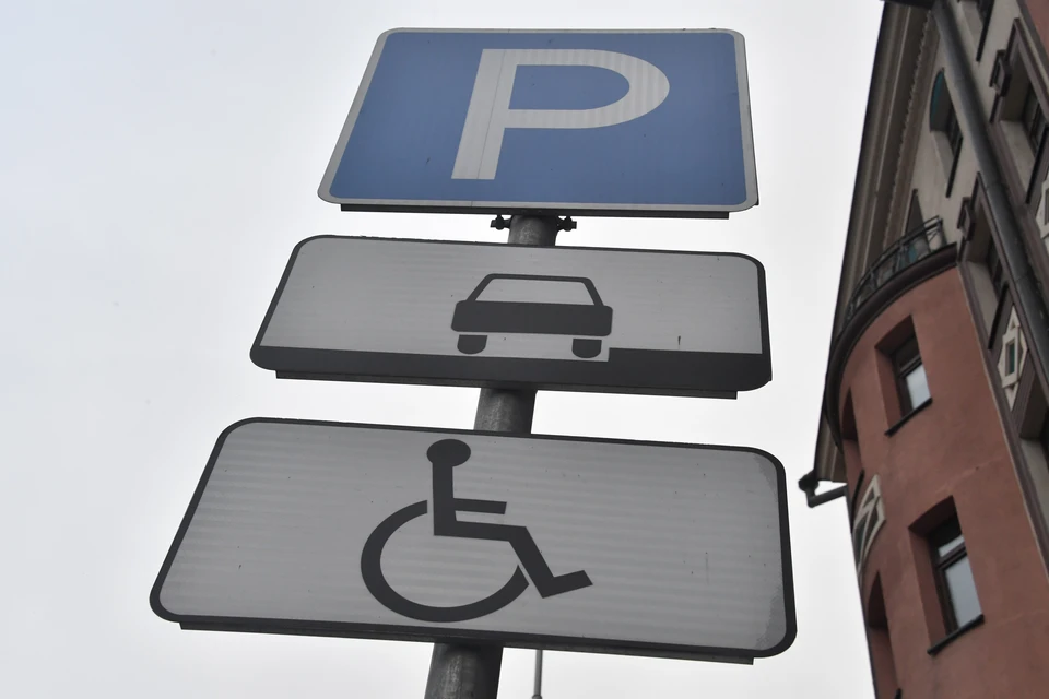 Жителей Кузбасса возмутил торговый павильон на парковке для инвалидов.