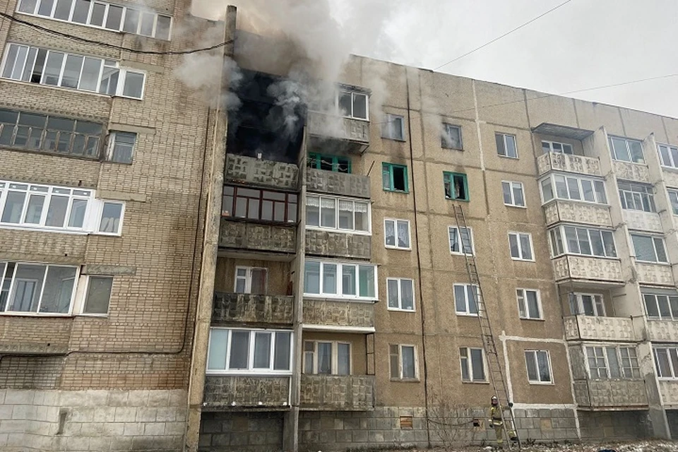 Пожар начался в квартире на четвертом этаже Фото: МЧС по Свердловской области