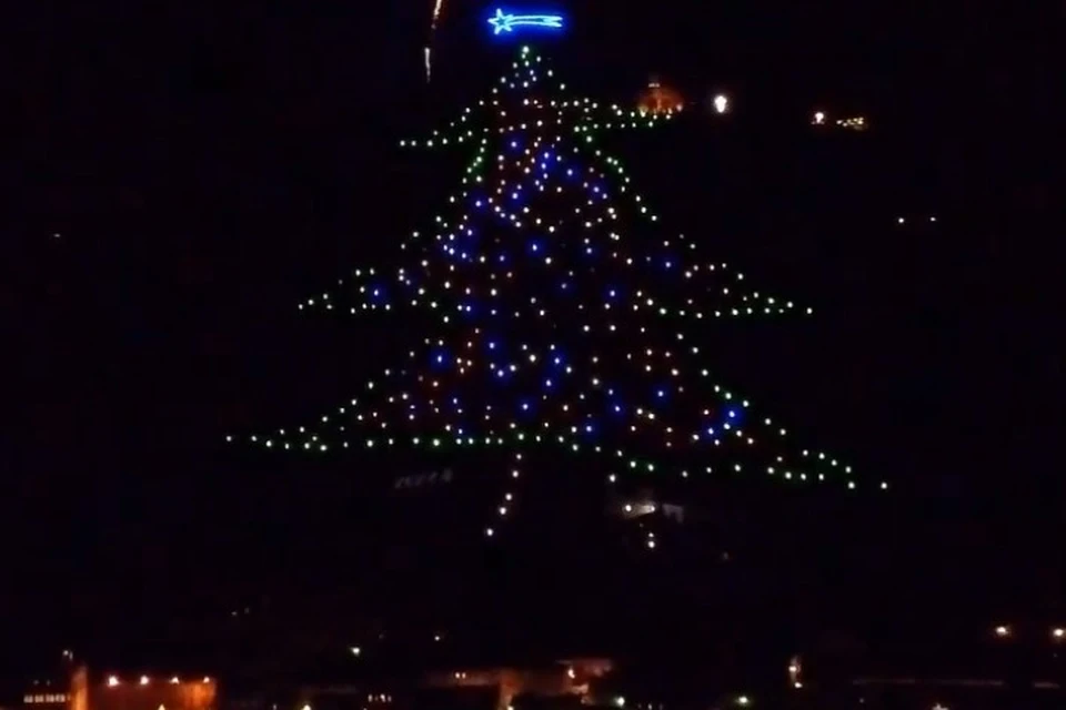 Самую большую рождественскую елку зажгли в Италии Фото: кадр из видео