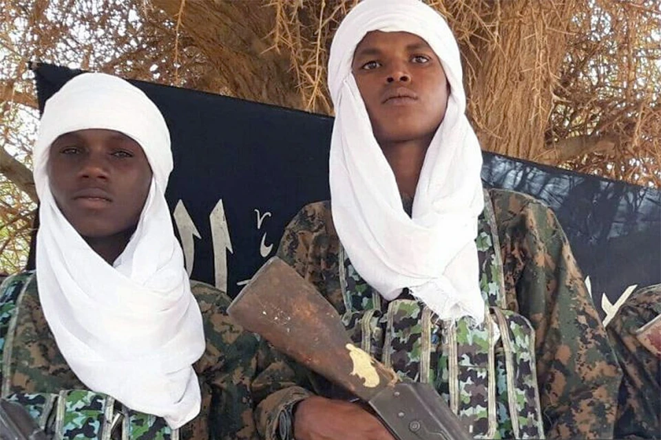 Молодые боевики западноафриканской террористической группировки JNIM (отделение Аль-Каиды в Магрибе и Западной Африке - запрещена в России).