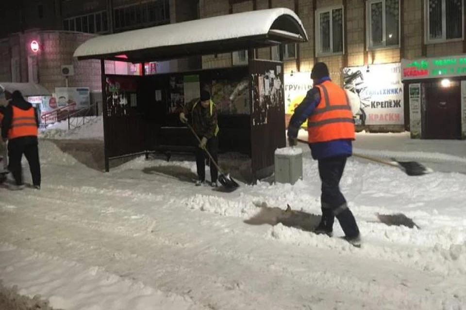В первую очередь сотрудники подрядной организации очищают от снега тротуары, пешеходные переходы и остановки. Фото: admkirov.ru