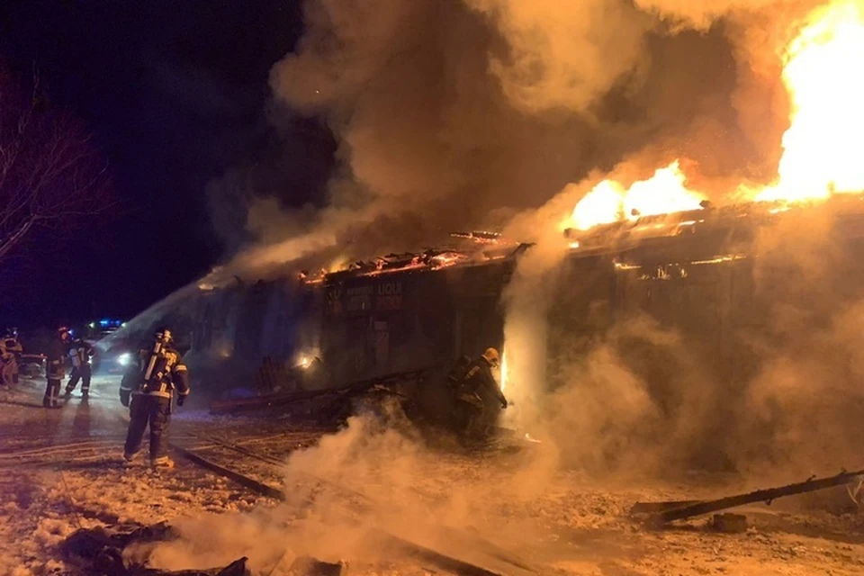 Пожар тушила команда из 15 человек