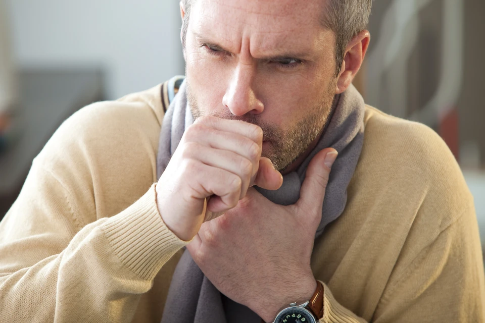 Если кашель сопровождается высокой температурой, необходимо незамедлительно обратиться к врачу.