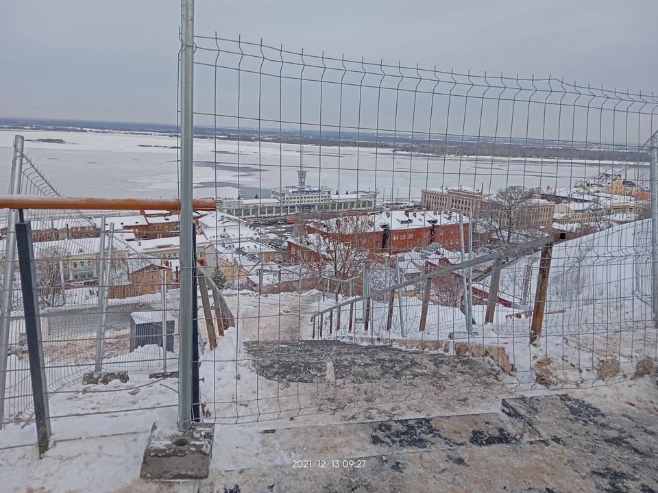 Лестницу огородили на набережной Федоровского. Фото: Елена Дементьева