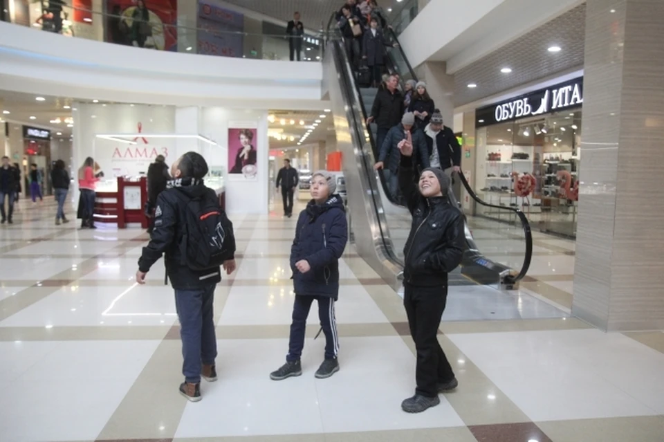 Сейчас большинство детей не носят маски ни в торговых центрах, ни в транспорте.