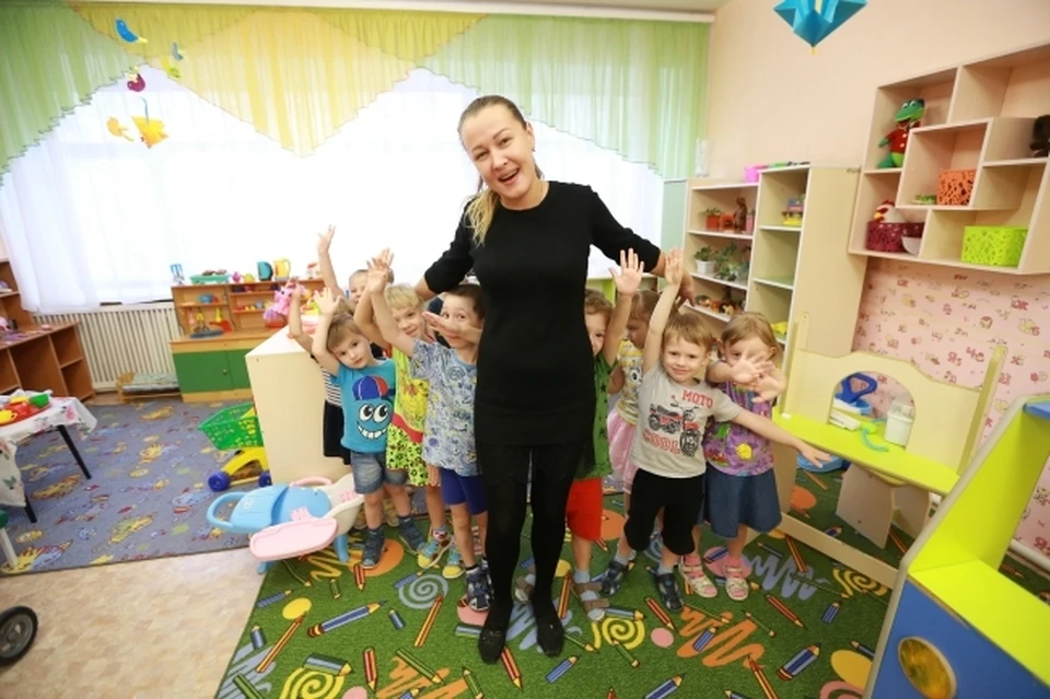 Мальчишки и девчонки ходят на занятия с радостью.