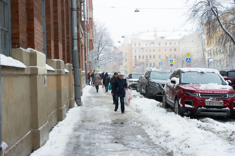 Припаркованные машины и узкие улицы мешают уборке снега.