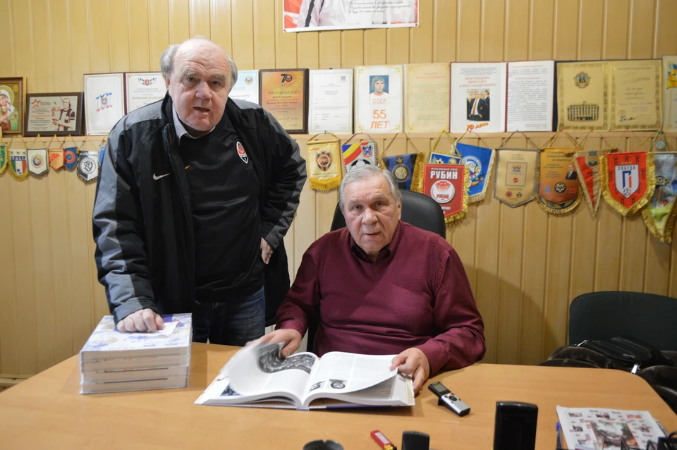 Виктор Звягинцев (справа) с Вячеславом Шарафутдиновым нашли в книге много малоизвестных фактов из истории двух великих команд