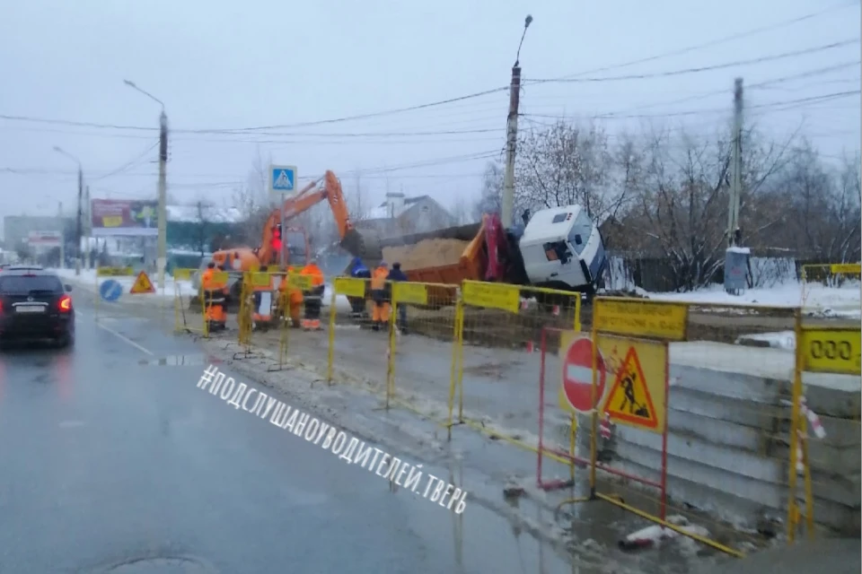 ЧП произошло около перекрёстка улиц Бориса Полевого и Маршала Конева. Фото: vk.com/podslyshano_y_voditelei69/Игорь Кольцов