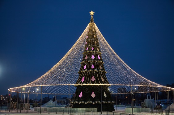 В Перми ведутся последние приготовления к празднику: монтируются ледовые объекты и устанавливается праздничная иллюминация.