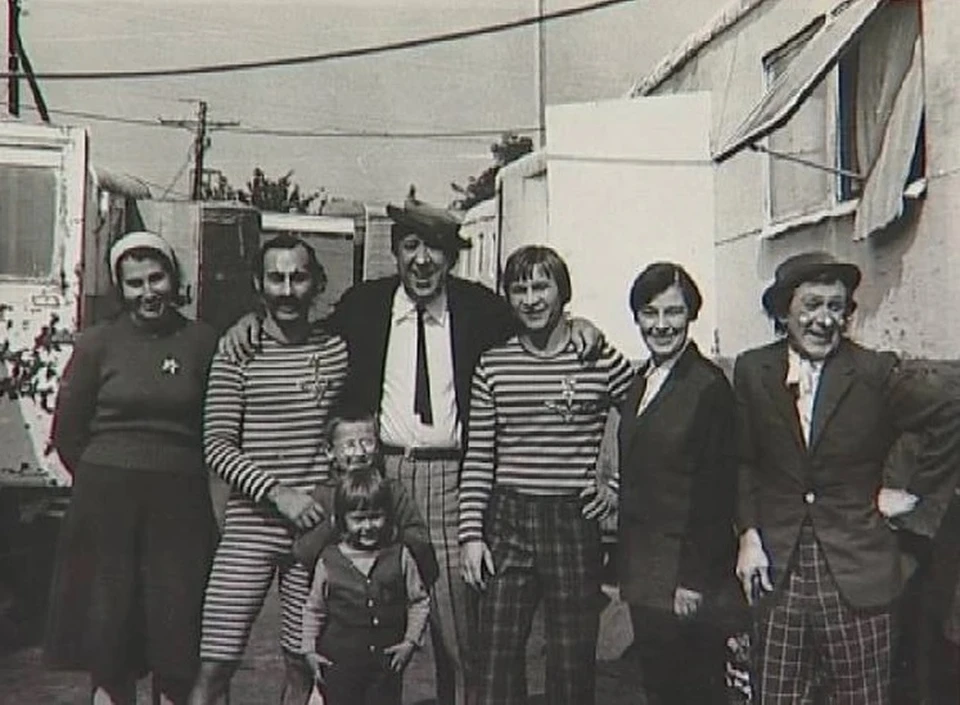 Юрий Никулин и часть цирковой труппы на задворках шапито. (Фото: личный архив Семена Кацыва).