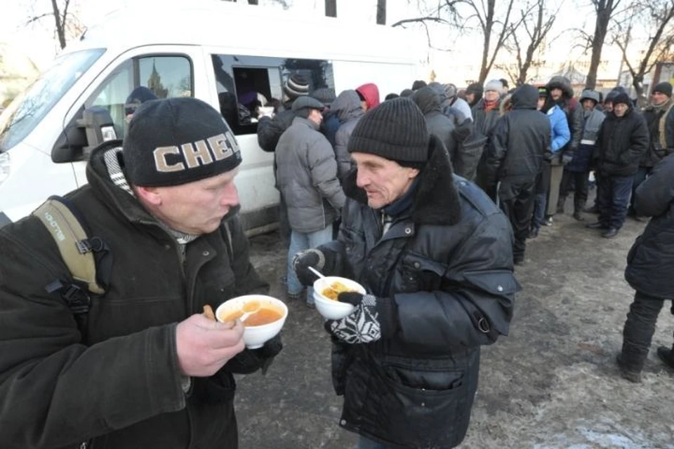 В пункте есть окно, через которое малоимущие получают еду.
