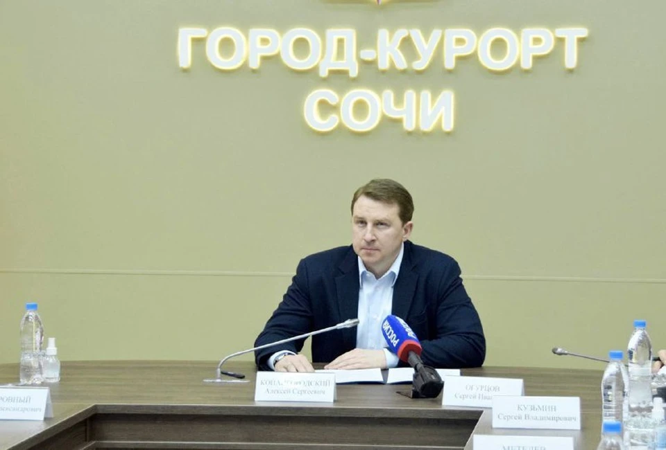 Сотрудникам вручили Благодарственные письма и Почетные грамоты. Фото: пресс-служба мэрии Сочи