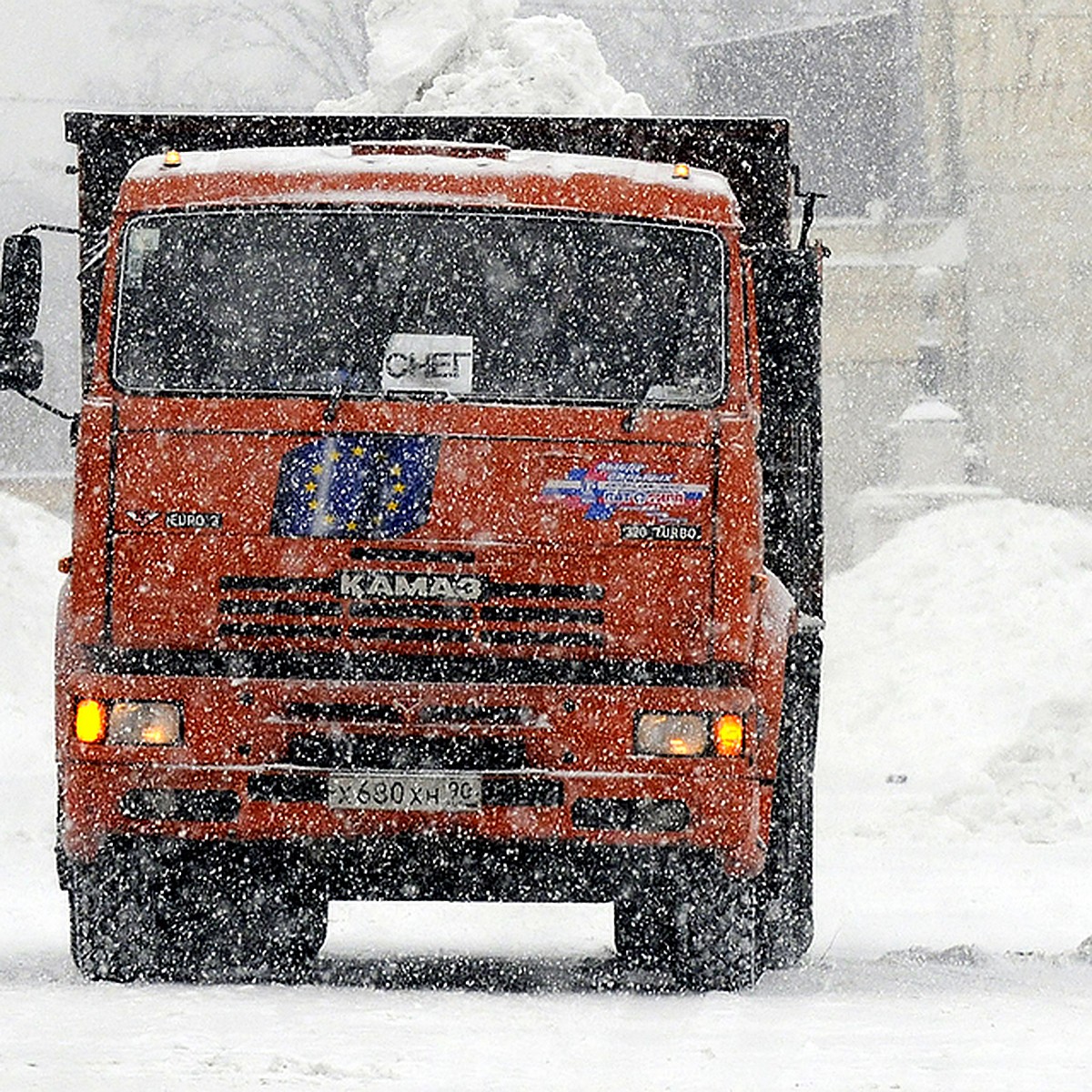 В Гаджиево грузовик сбил катавшегося с горки семилетнего ребенка - KP.RU