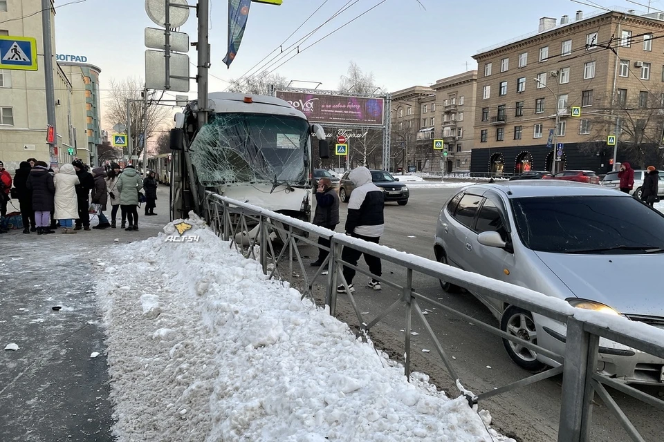 Автобус с детьми врезался в забор в центре Новосибирска. Фото: "АСТ-54".