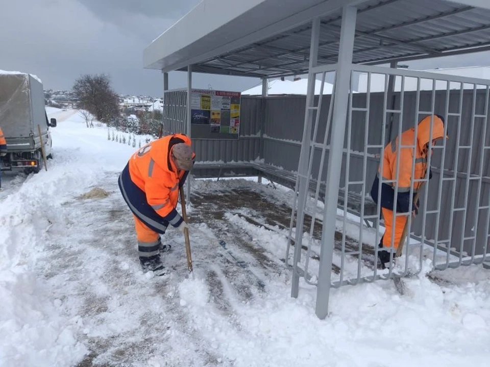 В Севастополе проводят очистку остановочных павильонов от снега