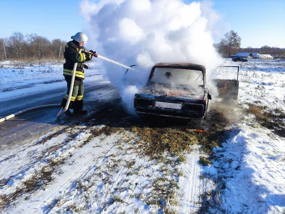 В селе Факовка Шебекинского городского округа сгорел автомобиль «ВАЗ-2107».