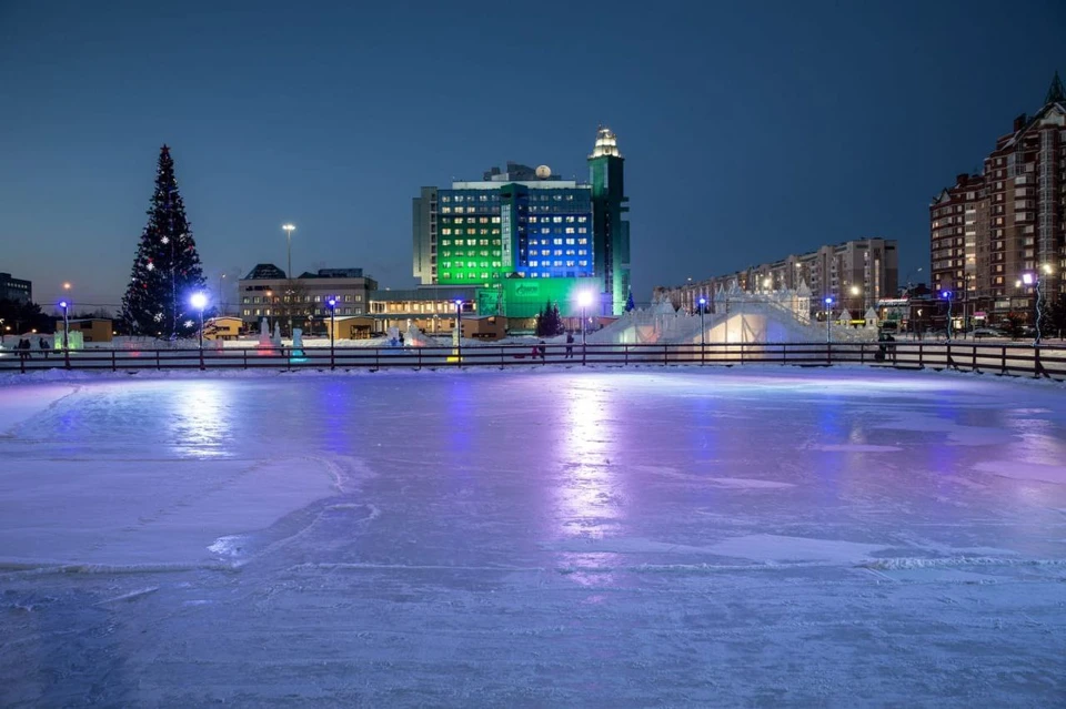 Декабрь сургут. Каток Сургут. Каток Сургут 2022. Центральная площадь Сургута. Самый большой каток в Сургуте.