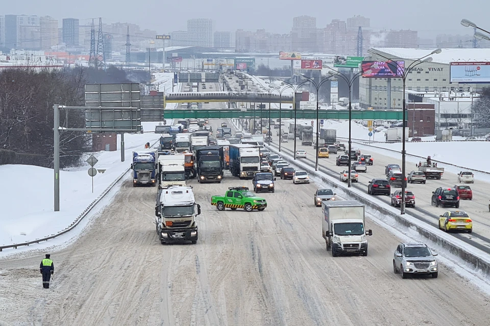 Автомобили буксуют из-за гололеда и снегопада в районе 16 км МКАД.