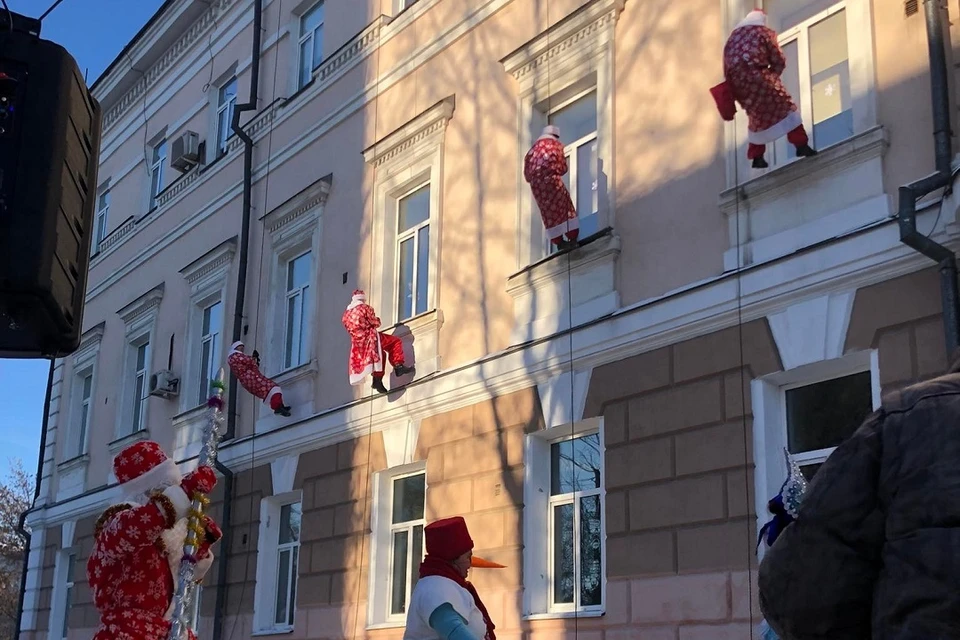 Дед Морозы-альпинисты поздравили ребят в больнице Иркутска. Фото предоставлено Благотворительным фондом "Я Волонтер"