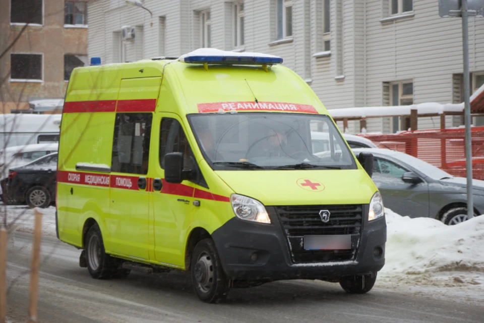 «Скорая помощь» подоспела вовремя, увезя пенсионерку в кардиологию.