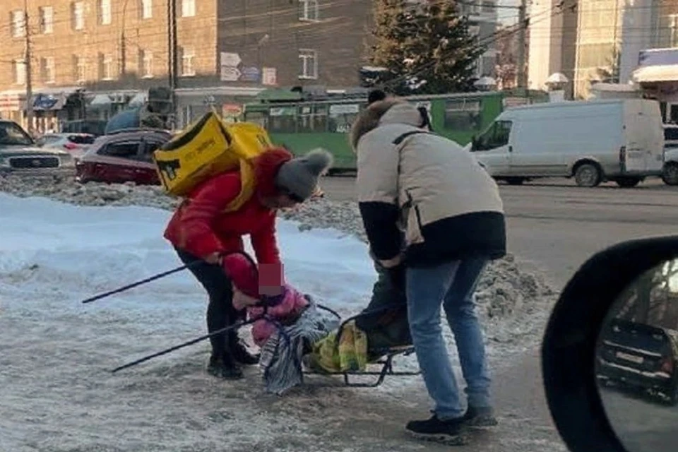 Курьера с детьми несколько раз видели на улицах Новосибирска