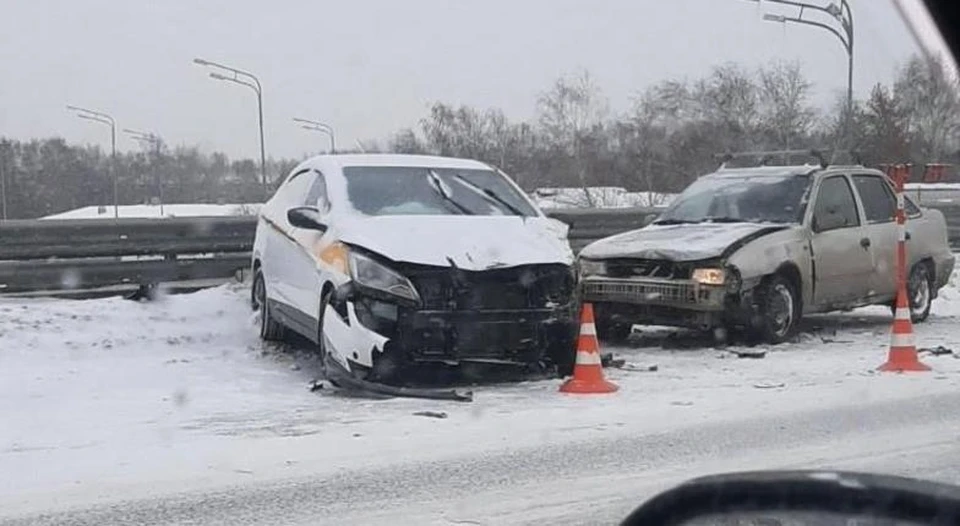 В Тюмени пешеход, на которого отбросило авто после массового ДТП, находится в реанимации. Фото -с"Авто Тюмень. ДТП" в ВК.