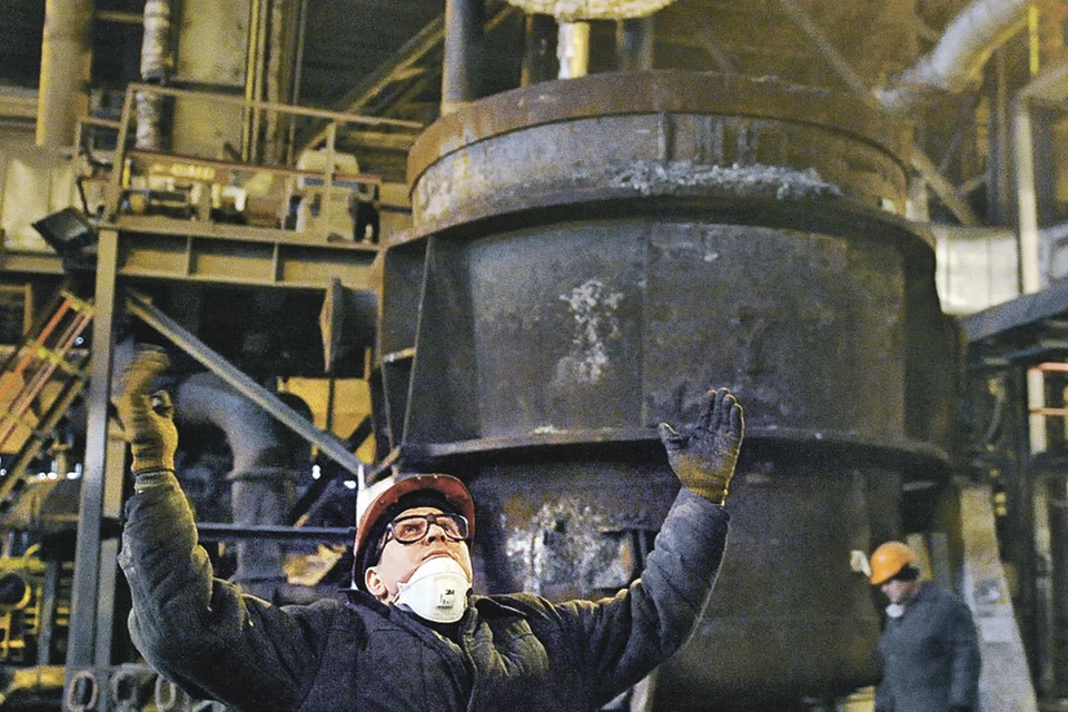 Многие заводы в Донбассе приходилось запускать фактически заново после их остановки из-за обстрелов и блокады со стороны Украины. Фото: Виктор ДРАЧЕВ/ТАСС