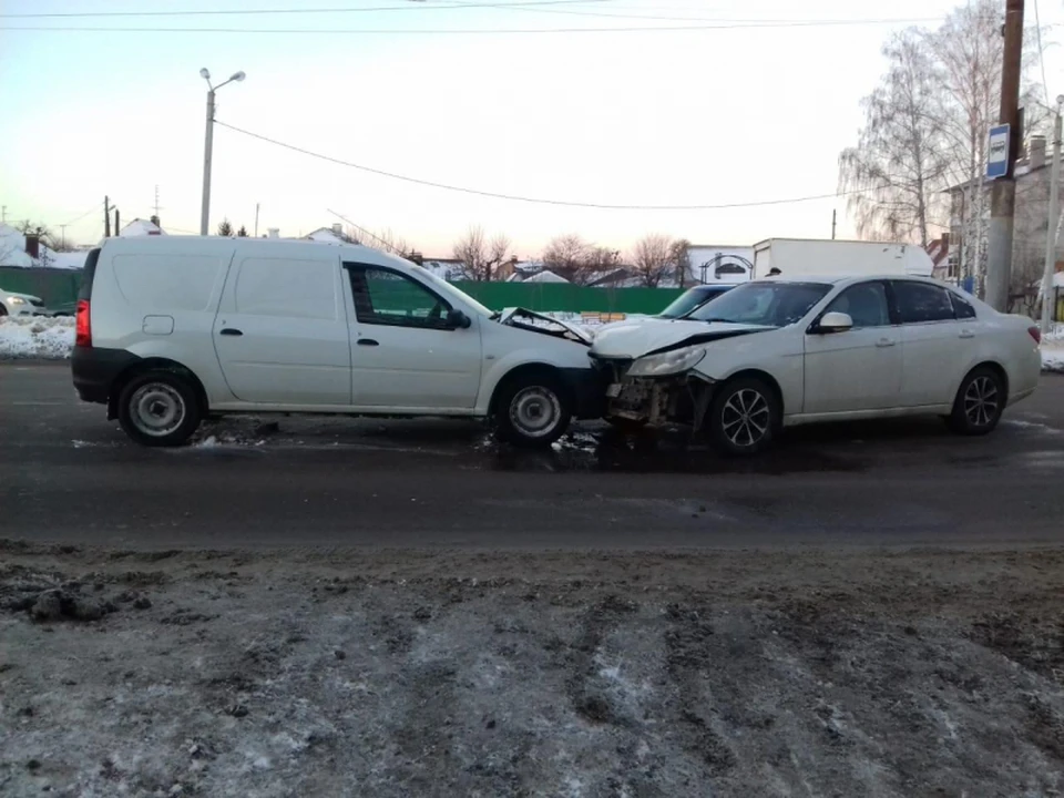 Автомобиль «Шевроле Эпика» выехал на полосу встречного движения и столкнулся с «Ладой Ларгус». Фото пресс-службы ГУ МВД России по Воронежской области.