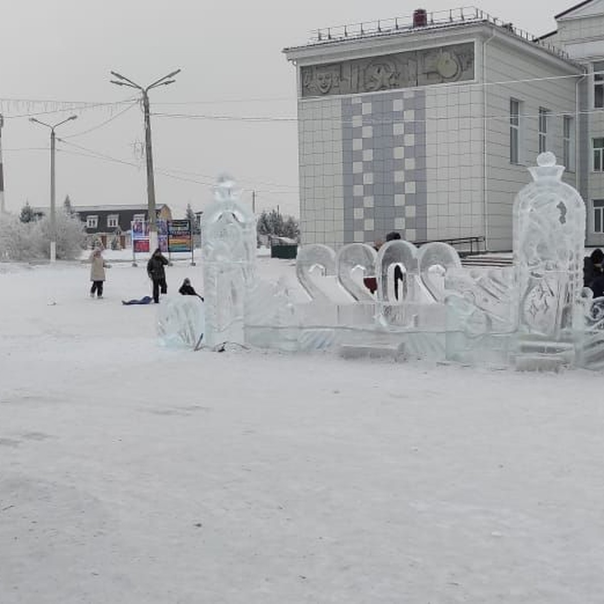 В Белово вандалы порушили ледяной городок - KP.RU