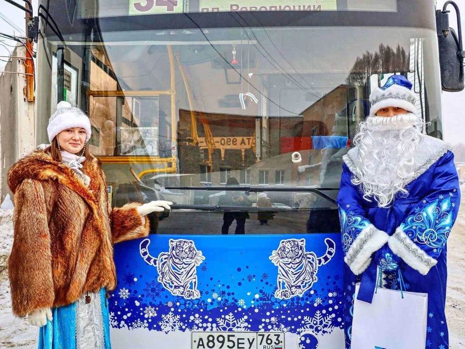 Праздничный маршрут сопровождает свита Деда Мороза. Фото: городская администрация